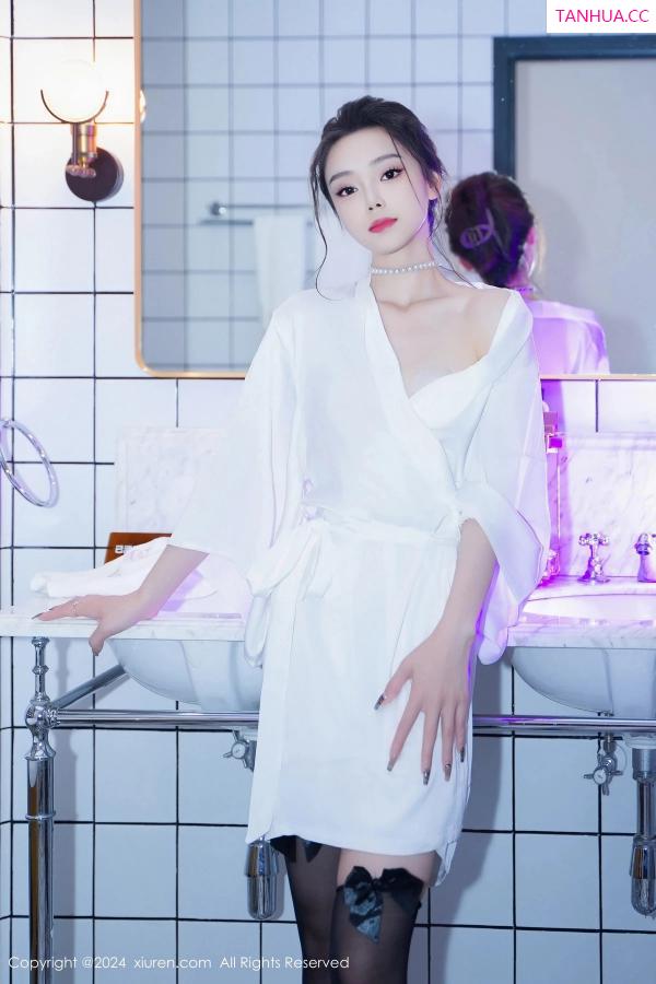   [XiuRen]高清写真图 2024.03.25 No.8283 苏曼兮 黑丝美腿第19张图片
